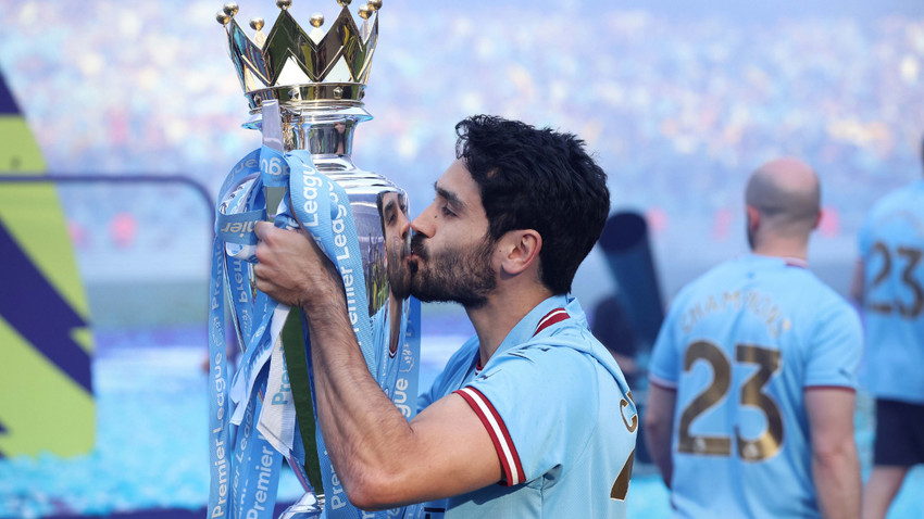 İlkay Gündoğan, Premier Lig 2022 - 2023 Sezonu Şampiyonluk kupasını alırken