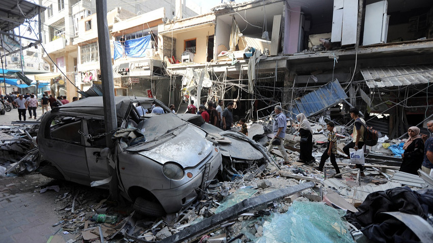 İsrail'in hava salldırısının ardından enkazın arasındaki siviller, 19 Ekim (Fotoğraf: Yousef Masoud/The New York Times)
