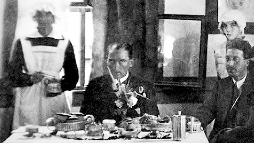 Karpiç kurulduğu 1923 yılından 1953’e kadar Ankara’nın en iyi lokantası olarak kabul ediliyordu. Lokantayı sık sık ziyaret eden Mustafa Kemal Atatürk, cam kenarındaki masasına oturup yoldan gelip geçenleri izlerdi.