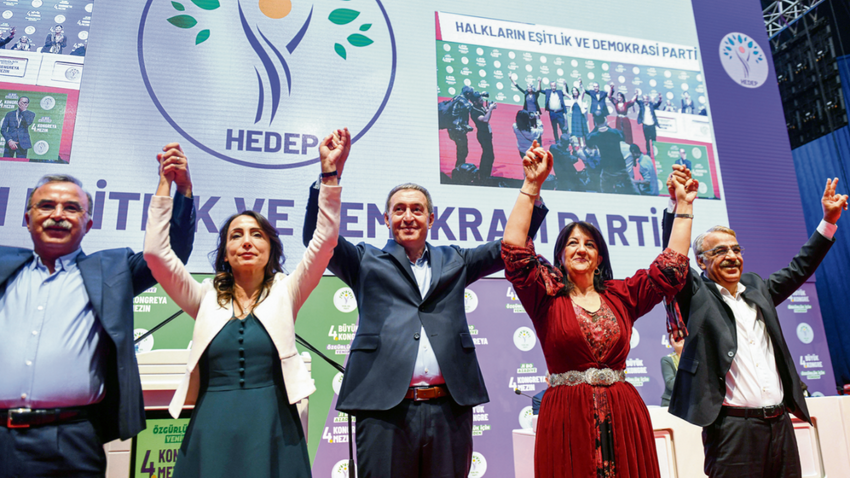 Yeşil Sol Parti geçen ayki kongrede partinin adını “Halkların Eşitlik ve Demokrasi Partisi”, resmi kısaltmasıyla HEDEP olarak değiştirdi. Yeni partinin eşbaşkanları Tülay Hatimoğulları ve Tuncer Bakırhan oldu.