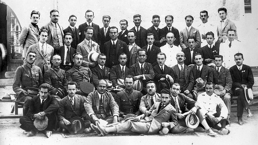 Türkiye İdman Cemiyetleri İttifakı’nın 1925 Senesi kongresine katılan  mıntıka azalarının toplu hâlde çektirdikleri hatıra fotoğrafı.