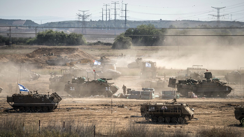 İsrail tankları ve zırhlı araçları 21 Ekim 2023 Cumartesi günü İsrail'in güneyinde, Gazze Şeridi yakınlarında toplandı (Fotoğraf: Sergey Ponomarev/The New York Times)