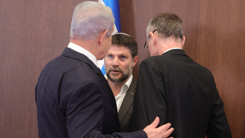 Benjamin Netanyahu, Bezalel Smotrich ve Yariv Levin (Abir Sultan / Getty Images)