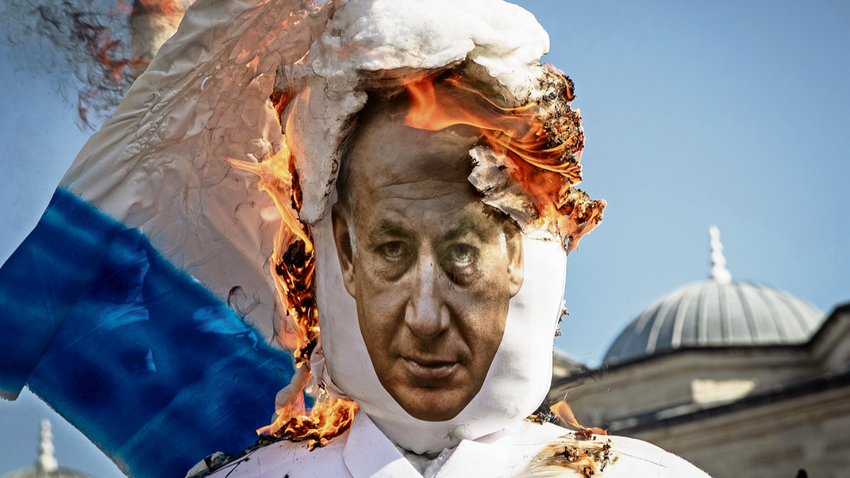 İstanbul’daki bir İsrail protestosunda da Netanyanu maketi yakıldı. (Fotoğraf: Burak Kara / Getty Images)