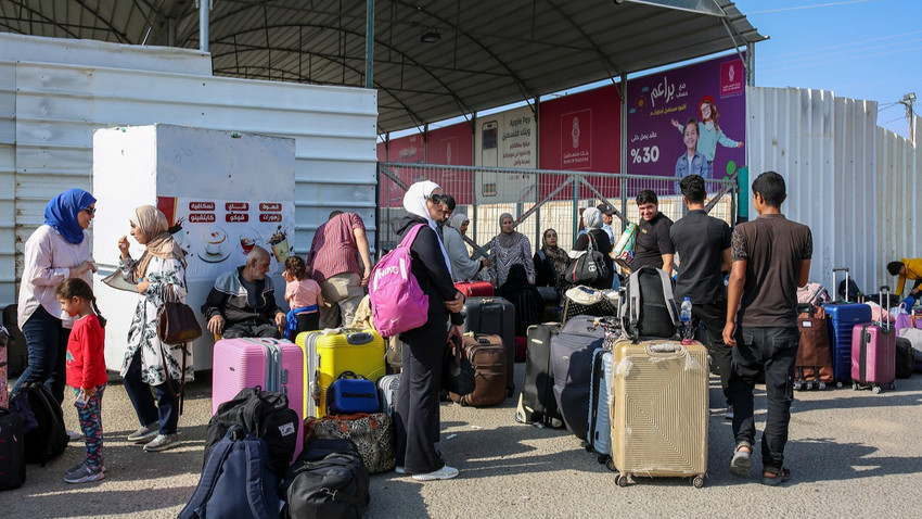 Yabancı pasaport sahipleri ve aileleri Gazze Şeridi'nin güneyinden Mısır'a geçmek için Refah sınır kapısında bekliyor, 1 Kasım 2023 (Fotoğraf: Samar Abu Elouf/The New York Times)