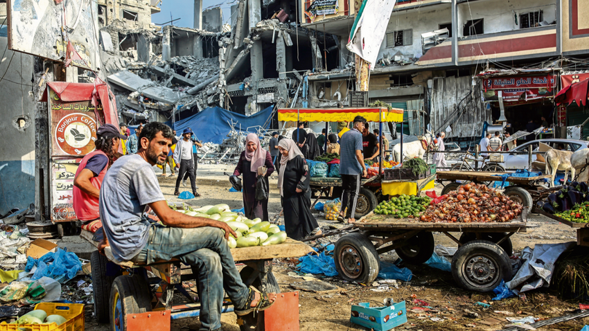 Gazze Şeridi’nin orta kesimindeki Nuseyrat kampında gündelik hayat bombaların yıktığı binaların arasında böyle devam devam ediyor. (Fotoğraf: Samar Abu Elouf/The New York Times)