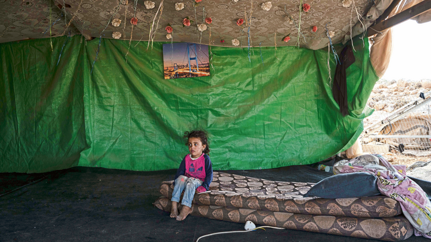 Batı Şeria’da, ailesinin Ayn Reşaş köyündeki çadırında oturan bir çocuk. İsrailli yerleşimcilerin şiddetinden korkan birçok Batı Şerialı hayvancılık yaptıkları toprakları terk etti. (Fotoğraf: Samar Hazboun/The New York Times)