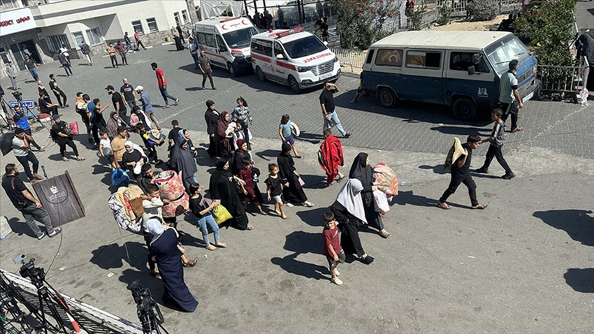 Gazze'deki Sağlık Bakanlığı: İsrail Şifa Hastanesi'nin girişinde ambulansları vurdu