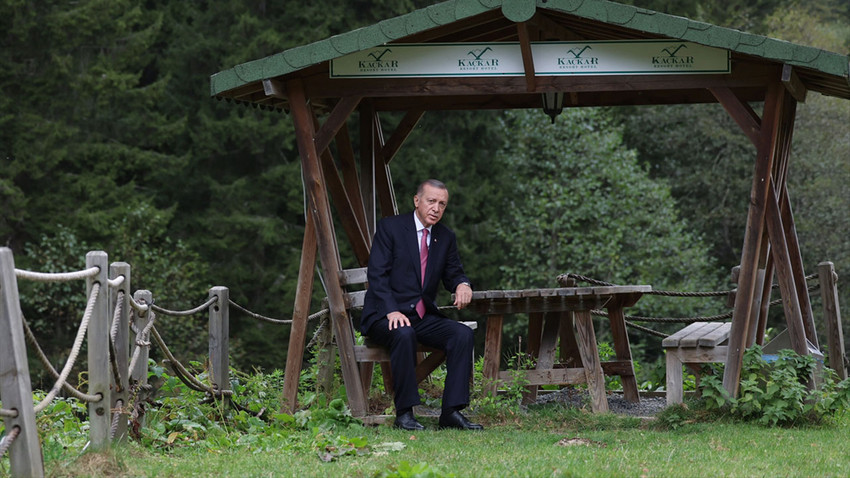 Cumhurbaşkanı Recep Tayyip Erdoğan, Rize'nin Çamlıhemşin ilçesine bağlı Ayder Yaylası'nda incelemelerde bulundu.