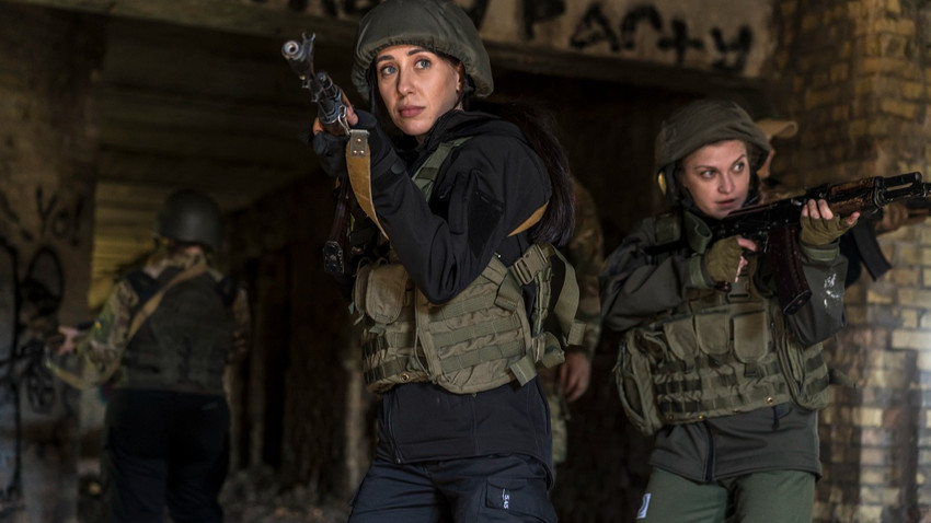Tetiana Dovbii (solda) ve Anya Rudak 14 Ekim 2023'te Ukrayna'nın başkenti Kiev yakınlarındaki bir ormanda ateşli silahlar ve şehir savaşı kursuna katılıyor (Fotoğraf: Brendan Hoffman/The New York Times)