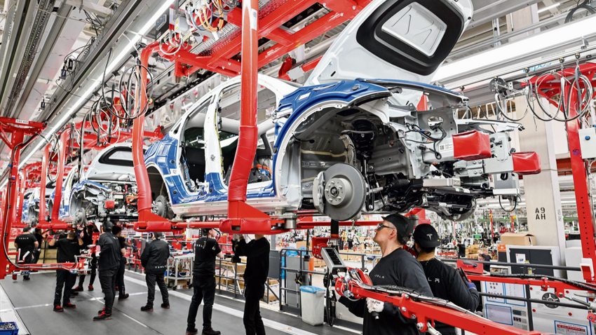 Tesla’nın Berlin’deki fabrikasında yer alan Model Y üretim hattı. (Fotoğraf: Getty Images)