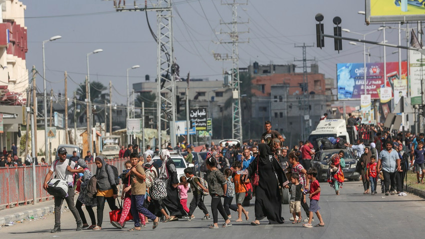 Gazze Şehri'nin yerinden edilmiş sakinleri Selahaddin Caddesi boyunca Gazze Şeridi'nin güneyine doğru yürüyor, 8 Ekim 2023 (Fotoğraf: Samar Abu Elouf/The New York Times)