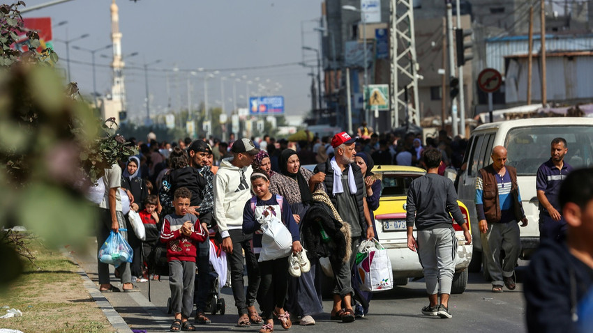 Yerlerinden edilen Gazze Şehri sakinleri 8 Ekim 2023 Çarşamba günü Selahaddin Caddesi boyunca Gazze Şeridi'nin güneyine doğru yaya olarak yürüyor (Fotoğraf: Samar Abu Elouf/The New York Times)