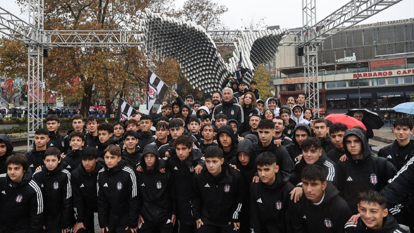 Beşiktaş Kulübü, İskele Meydanı'nda kartal heykeli açtı