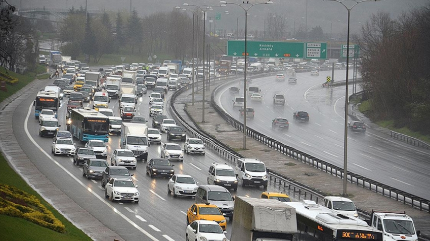 İstanbul'da trafik yoğunluğu yüzde 80'e ulaştı: Sağanak ulaşımda aksamalara neden oldu