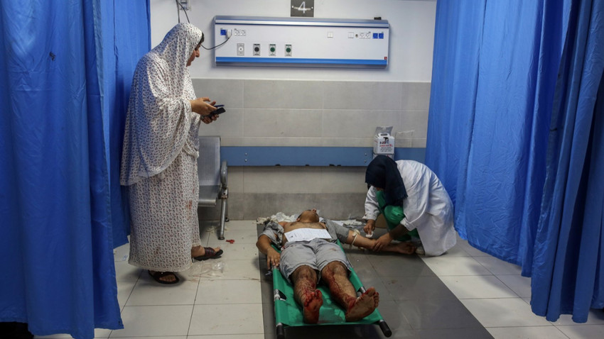 İsrail'in 11 Ekim 2023'te Gazze'ye düzenlediği hava saldırıları sırasında yaralanan bir kişi El Şifa Hastanesi'nde tedavi ediliyor (Fotoğraf: Samar Abu Elouf/The New York Times)