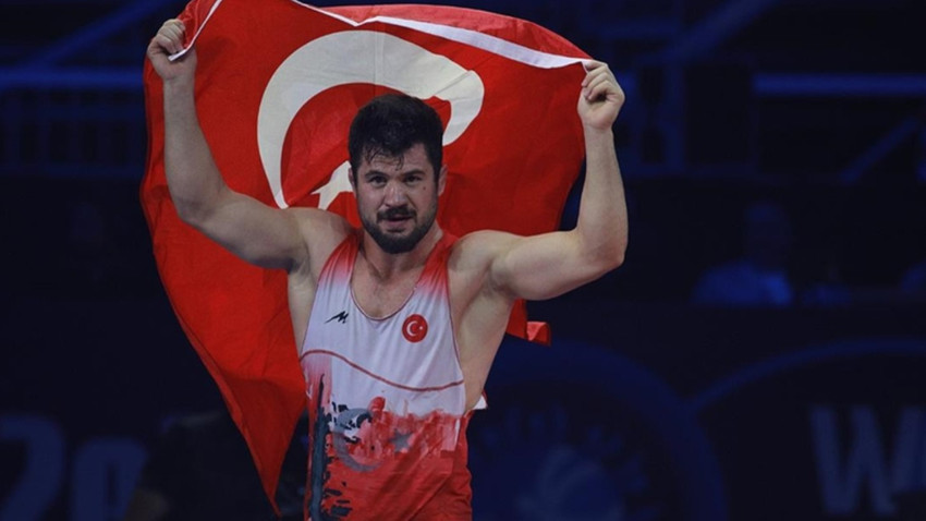 Dünya Güreş Federasyonu Ali Cengiz'in şampiyonluğuna ortak çıkardı