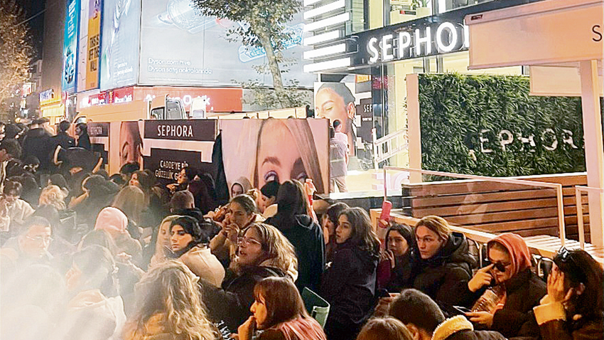 10 Kasım Cuma akşamı, Bağdat Caddesi Sephora mağazasının önü. İlk 500 kişiye 10 bin TL’lik hediye verileceği duyulunca mağaza açılmadan bir gün önce uzun kuyruklar oluştu.