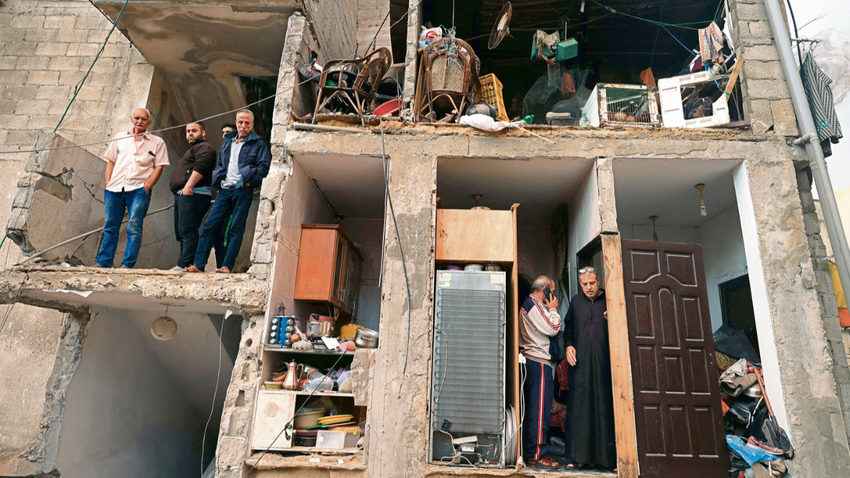 Gazze’nin Han Yunus Mahallesi’nde İsrail bombardımanı sonrası bir apartman bu hale geldi. (Fotoğraf: Fayez Nureldine/AFP via Getty Images)