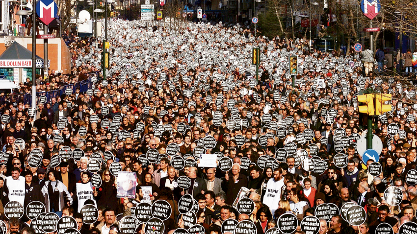 Hrant Dink’in Agos gazetesi binasının önündeki cenaze töreni Türkiye’nin her kesimini birleştirmiş, yüz binlerce kişi tepkisini ve dayanışmasını göstermek üzere toplanmıştı.