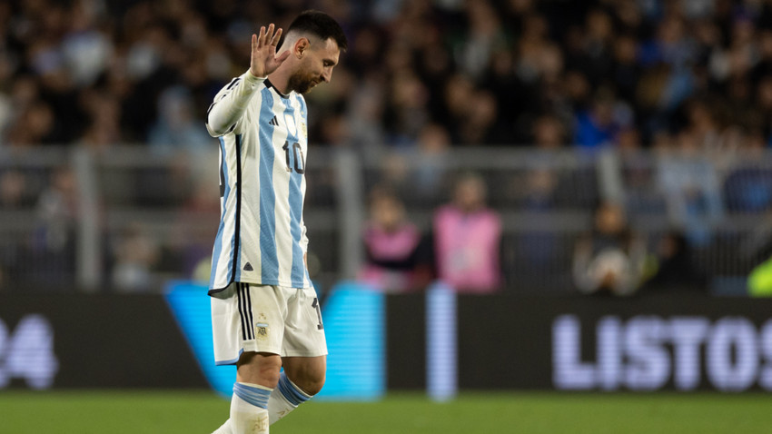 Messi Uruguaylı Olivera'nın boynuna yapıştı: Arjantin'in 14 maçlık yenilmezlik serisi bozuldu