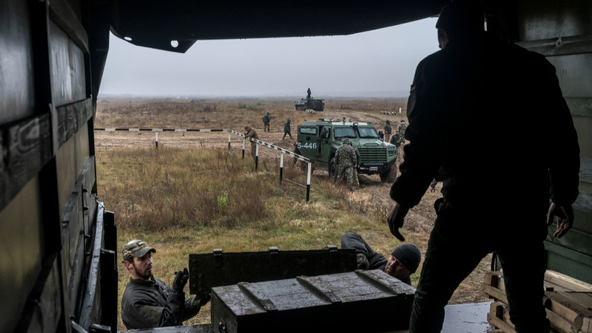 Bureviy Tugayı'ndan Ukrayna Ulusal Muhafız askerleri, Ukrayna'nın Chernihiv bölgesindeki bir askeri eğitim alanında mühimmat boşaltıyor, 20 Ekim (Fotoğraf: Brendan Hoffman/The New York Times)