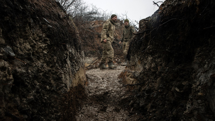 22'nci Mekanize Tugay'a bağlı Ukraynalı askerler Bahmut'ta Rus güçleriyle savaştıkları bir topçu mevzisinde. (Fotoğraf: Tyler Hicks/The New York Times)