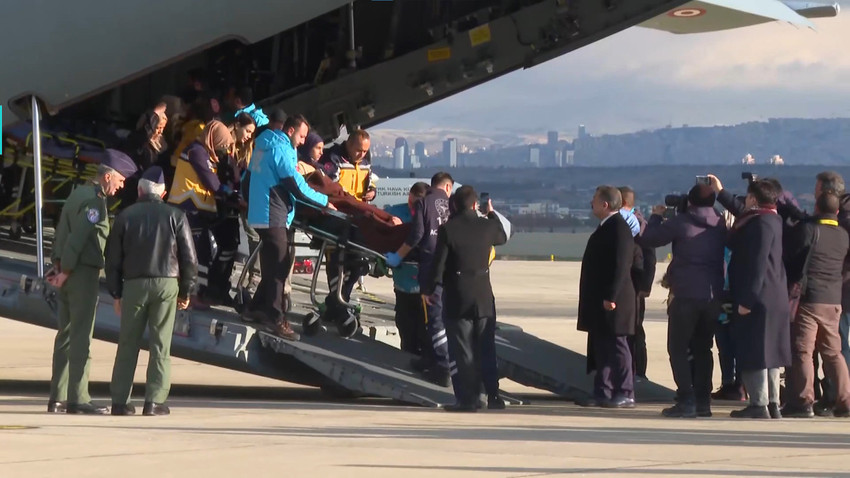 Uçağı Bakan Koca karşıladı: Gazzeli 61 hasta ve 49 refakatçisi Türkiye'de