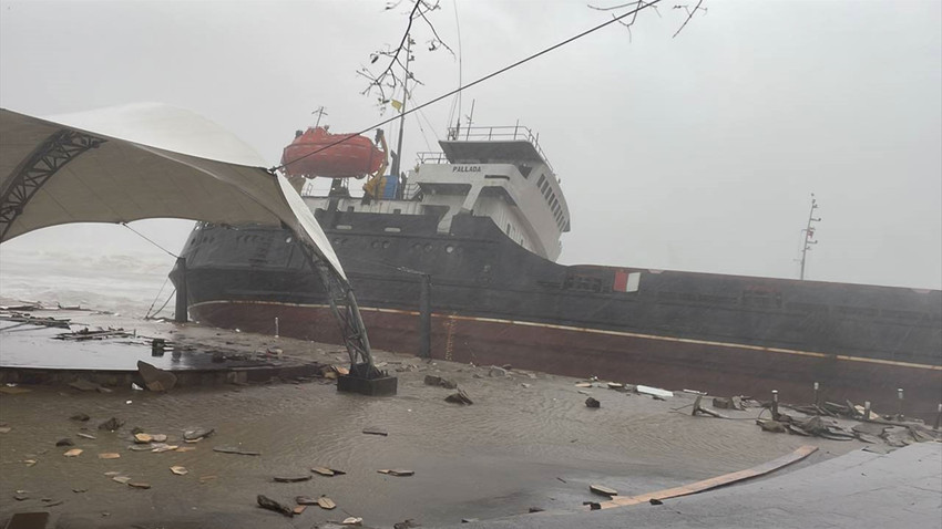 Fotoğraf: Ereğli'de fırtına nedeniyle ikiye bölündükten sonra sürüklenen başka geminin personeli tahliye edildi