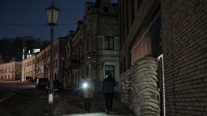 Ukrayna'da kent sakinleri geçen kış zaman zaman geceleri el fenerlerine güvenmek zorunda kaldı. (Fotoğraf: Emile Ducke/The New York Times)