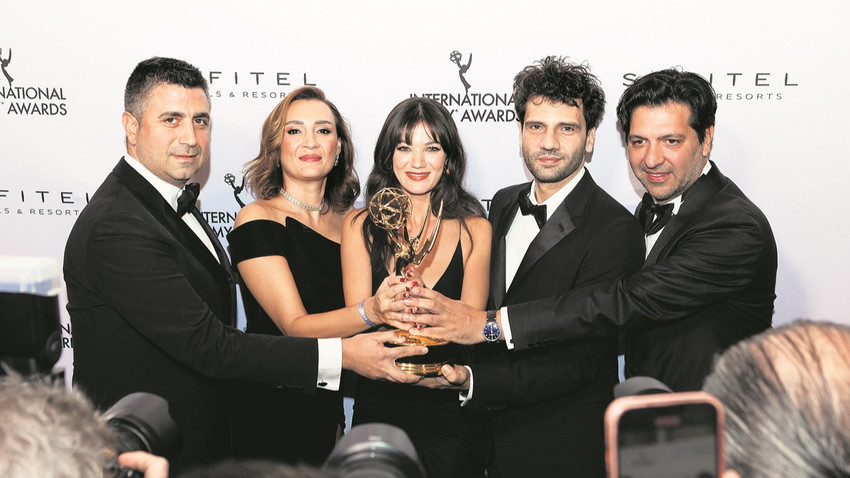51. Uluslararası Emmy Ödülleri’nde En İyi Telenovela Yargı oldu. Fotoğrafta soldan sağa: Kerem Çatay, Sema Ergenekon, Pınar Deniz, Kaan Urgancıoğlu ve Ali Bilgin bir arada.