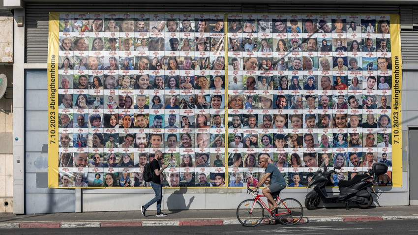 Tel Aviv'de 24 Kasım cuma günü Hamas tarafından kaçırılan rehinelerin geri verilmesi çağrısında bulunan bir afiş (Fotoğraf: Avishag Shaar Yashuv/The New York Times)