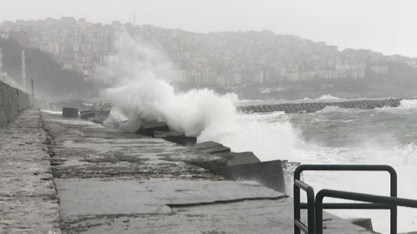Trabzon'da fırtına sonucu yükselen dalgalara kapılan 2 kişi kayboldu