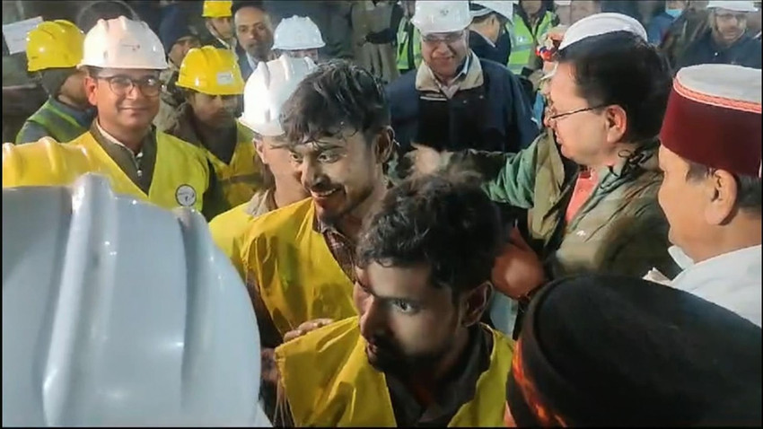 Hindistan'da tünel enkazında mahsur kalan 41 işçi 17 gün sonra kurtarıldı