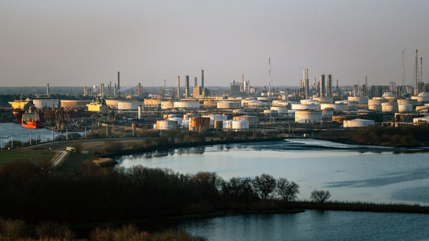 ExxonMobil'in Teksas'taki rafinerisi, 14 Şubat 2023. ABD'li petrol üreticileri günde 13.2 milyon varil üretime ulaşarak Rusya ve Suudi Arabistan'ı geride bırakıyor. (Fotoğraf: Meridith Kohut/The New York Times)