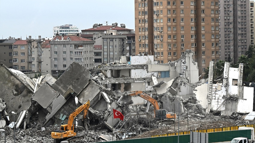 Cevizlibağ'daki 49 yıllık 'Tercüman binası' yıkıldı