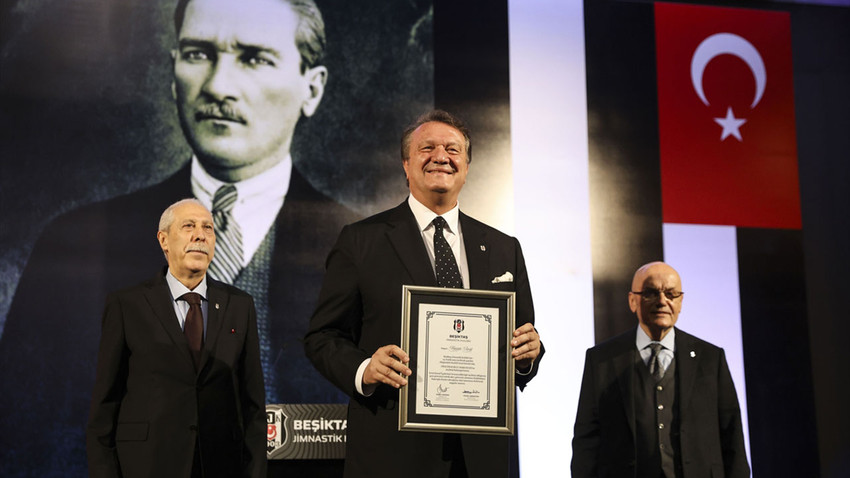 Beşiktaş Kulübü’nün yeni başkanı Hasan Arat mazbatasını aldı