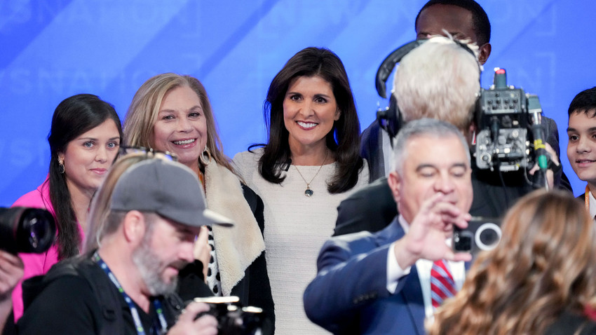 Valisi Nikki Haley, Alabama Üniversitesi'nde düzenlenen dördüncü Cumhuriyetçi başkanlık önseçim tartışmasının sonunda katılımcıları selamladı (Nicole Craine/The New York Times