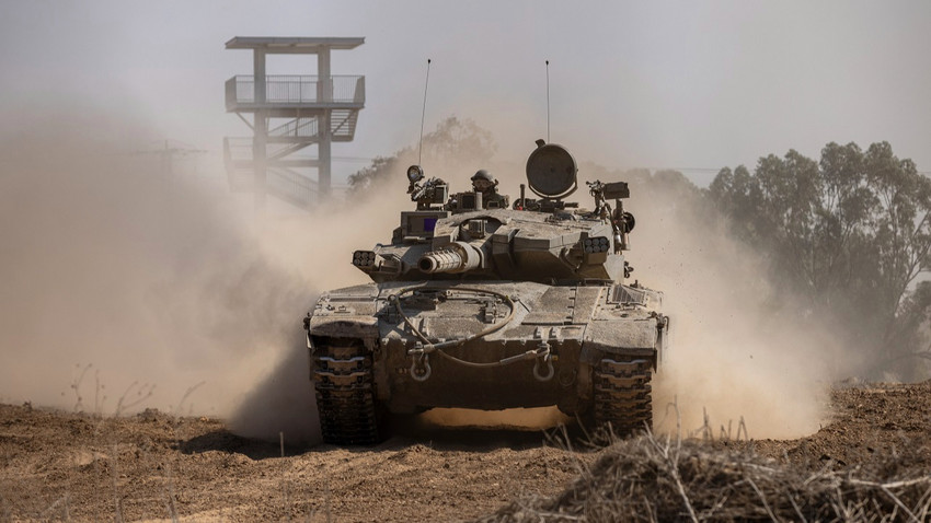 İsrail'in Gazze Şeridi sınırı yakınlarında faaliyet gösteren bir İsrail tankı. Tanklar ateşkesten bu yana yaşanan çatışmalarda kilit bir rol oynadı (Fotoğraf: Tamir Kalifa/The New York Times)