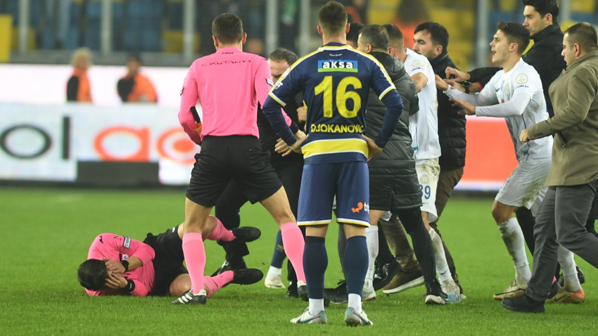 Eryaman Stadı'nda maçın son düdüğü çalınca sahaya giren Faruk Koca, orta hakem Meler'e yumruk attı. Meler, aldığı darbe sebebiyle yere düştü.