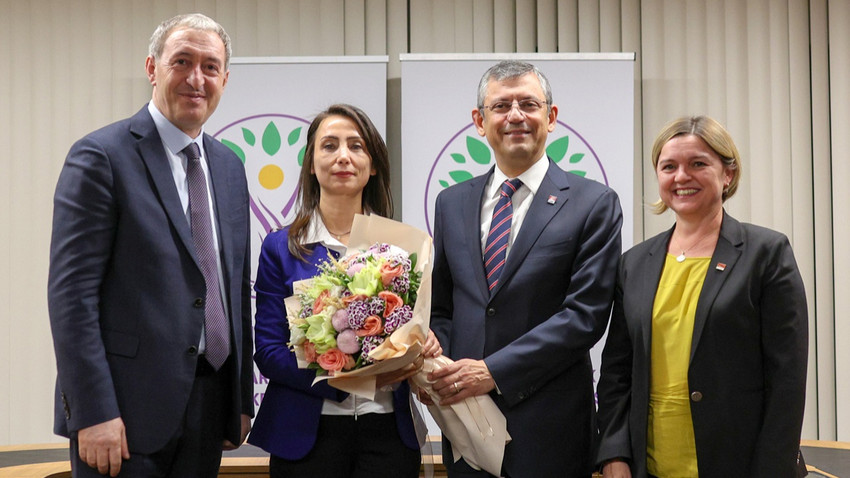 Özgür Özel'den DEM Parti'ye ziyaret: Yapıcı bir görüşme oldu, diyalog sürecek