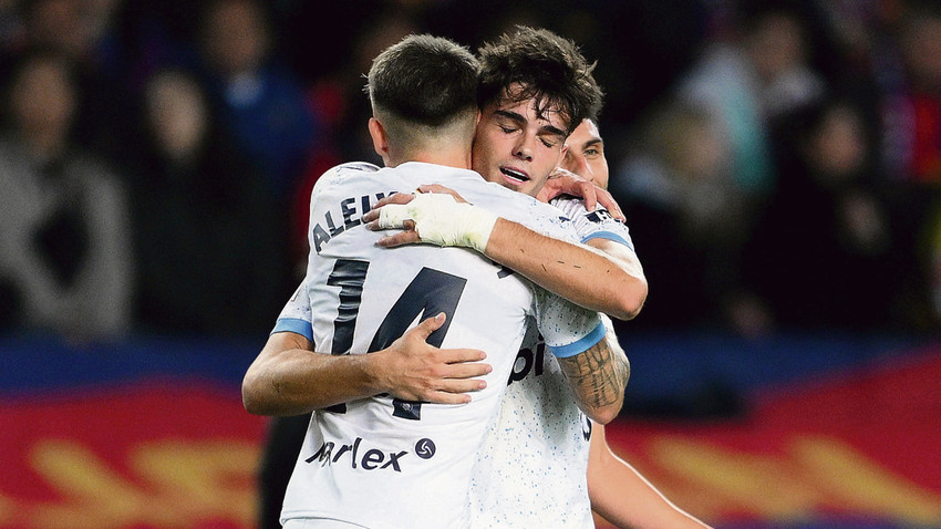 Real Madrid altyapısından yetişen 22 yaşındaki Miguel Gutierrez ve Barça taraftarı olan Aleix Garcia, Barcelona’ya attıkları ikinci golü kutluyor. (Fotoğraf: Getty Images)