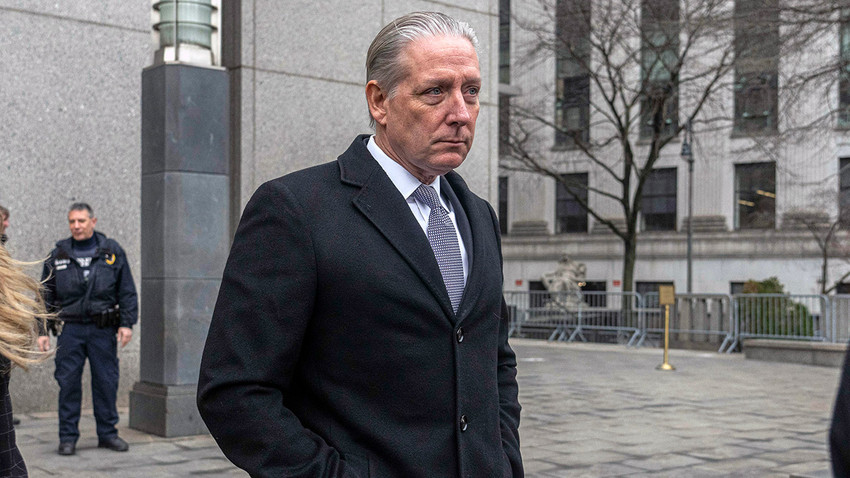 Charles McGonigal, 9 Şubat 2023'te Manhattan'daki federal mahkemenin önündeyken (Hiroko Masuike/New York Times)