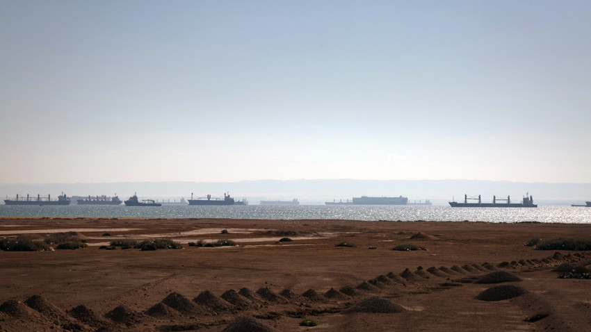 Kargo gemileri Süveyş Kanalı'nın açılışına yakın bir noktada, Kızıldeniz'de bekliyor, 29 Mart 2021. (Fotoğraf: Sima Diab/The New York Times)