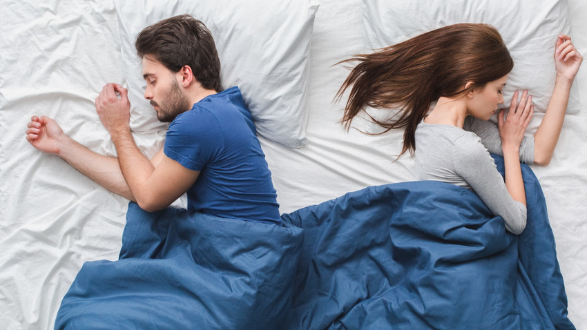 Eşinizle aynı yatakta yatmak zorunda değilsiniz