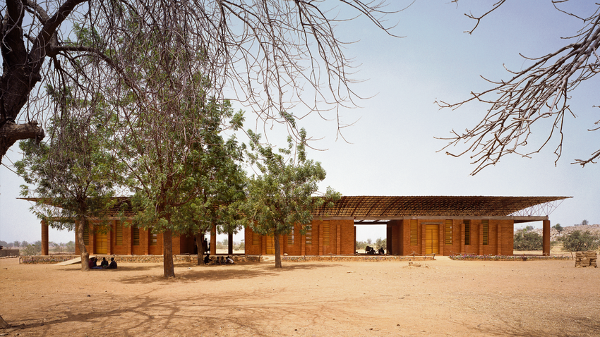 Francis Kéré’nin tasarladığı ve köylüler tarafından inşa edilen Gando İlkokulu. Fotoğraf: Siméon Duchoud