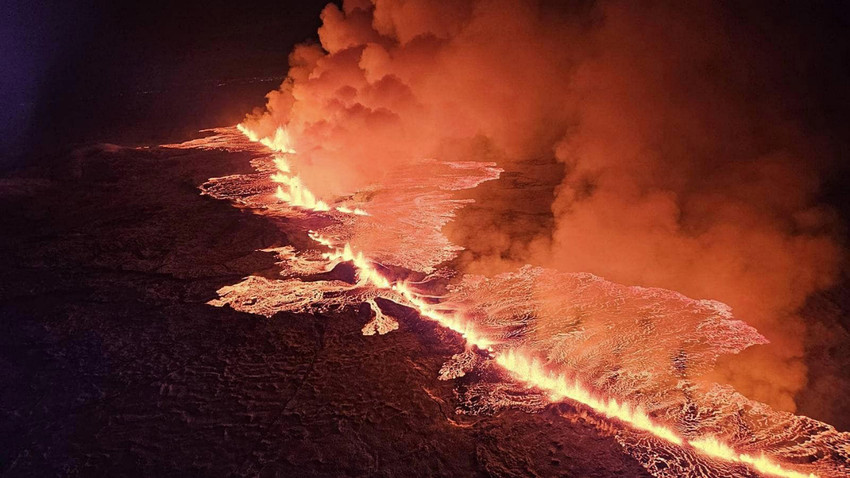 İzlanda'da volkanik patlamanın ardından kül bulutu alarmı