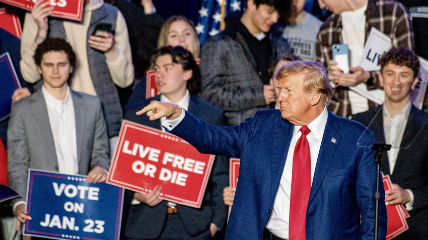ABD’nin eski başkanı Donald Trump New Hampshire’daki bir seçim mitinginde (JOSEPH PREZIOSO/Getty Images)