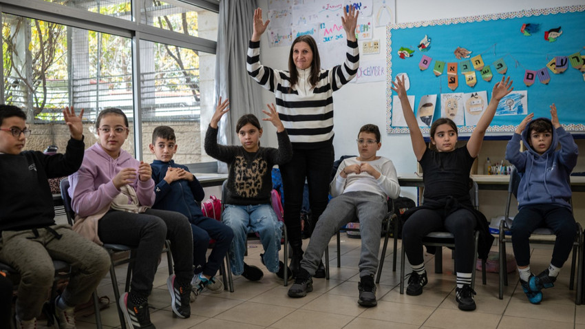 İsrail vatandaşı bir Filistinli olan Haya Saleh, 10 Aralık 2023 tarihinde Kudüs'teki Hand in Hand okulunda İsrailli bir Yahudi öğretmenle birlikte hoşgörü ve empati üzerine bir ders veriyor. (Fotoğraf: Tamir Kalifa/The New York Times)