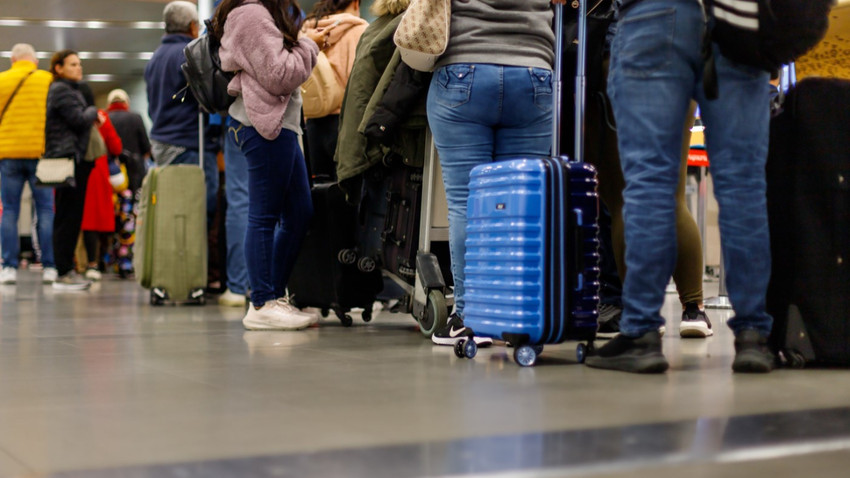 Schengen vizesi zorunluluğu kalktı: İlk gün yüzlerce kişi havalimanlarına akın etti